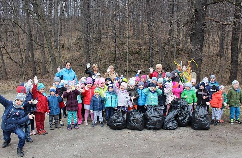 Przedszkolaki wzięły udział w sprzątaniu miasta