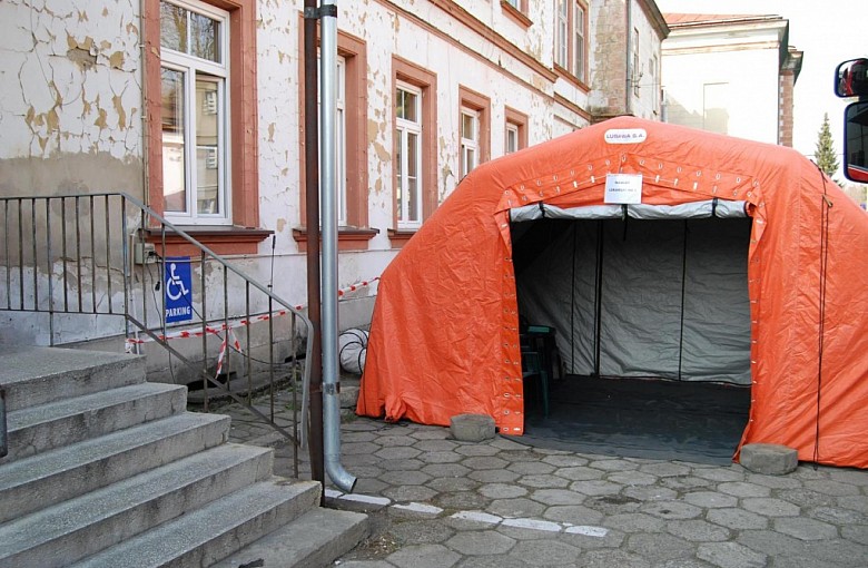 Zainstalowano namioty do izolacji pacjentów na terenie szpitala Powiatowego w Żywcu