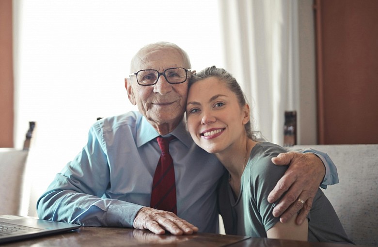 Dobre zdrowie i samopoczucie seniora – dowiedz się, jak dbać o swoich bliskich