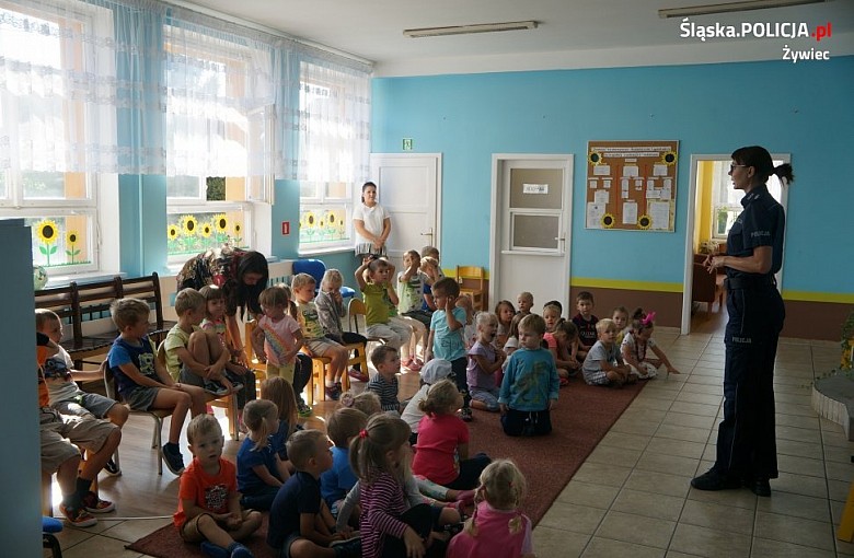 Policjanci i Sznupek odwiedzili przedszkolaków