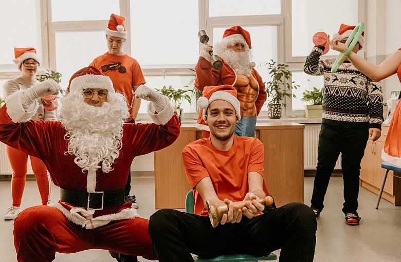 Mikołaj odwiedził podopiecznych SOSW w Żywcu. Ponad 200 paczek dla dzieci