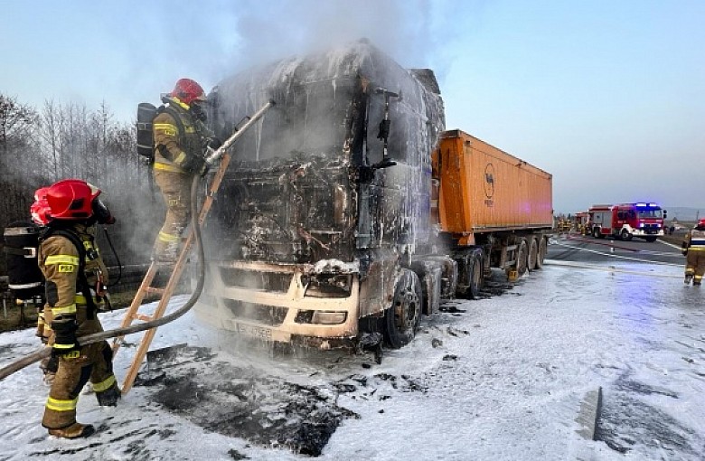 21 strażaków walczyło z pożarem samochodu ciężarowego