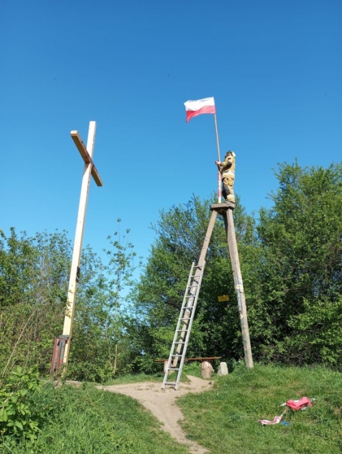 Potarganą flagę, wymienili na nową