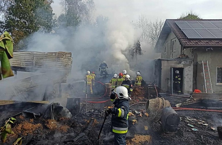 Kilka zastępów Straży Pożarnej w akcji