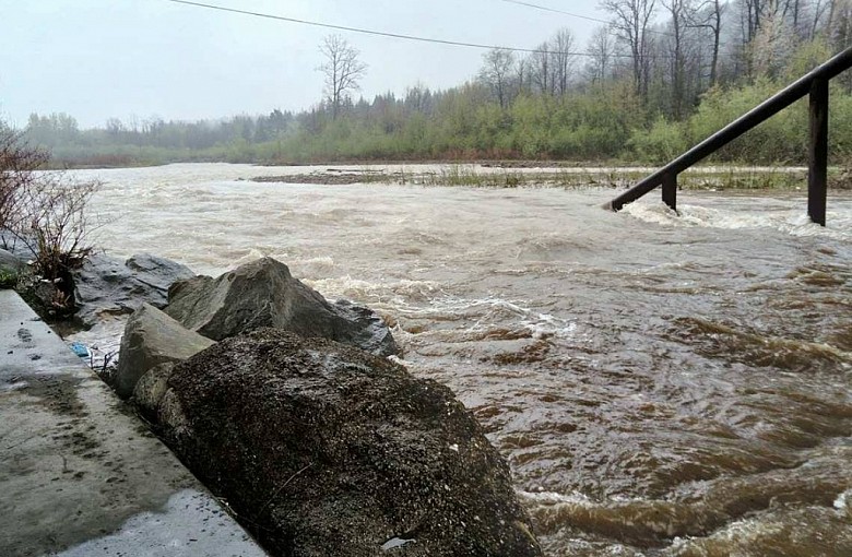 Woda w rzekach w górę. Ogłoszono 3 stany ostrzegawcze!