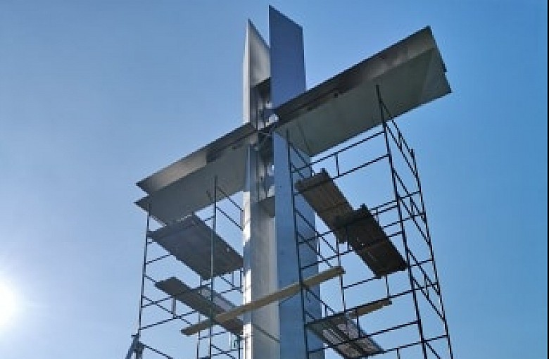 Rozpoczął się remont Krzyża Papieskiego na Średnim Grojcu