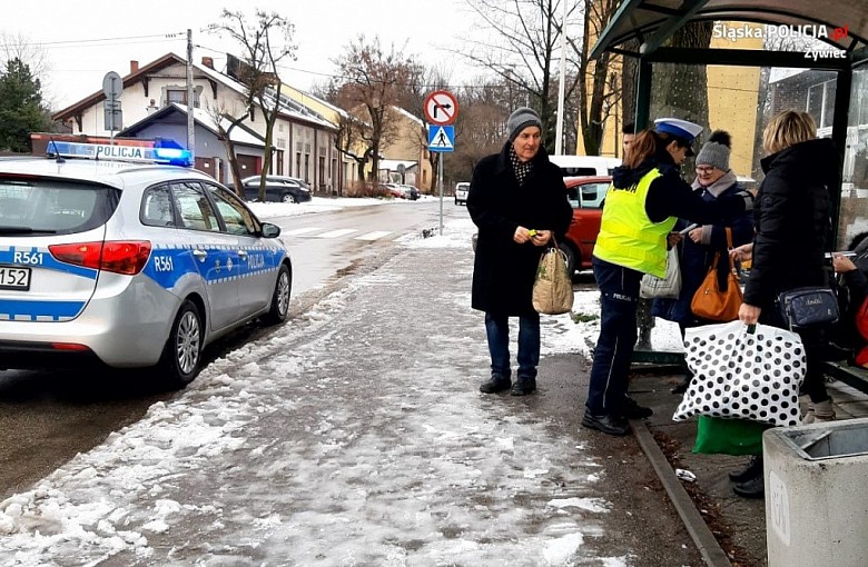 Policjanci w rejonach przejść dla pieszych przekazywali osobom elementy odblaskowe i zawieszki