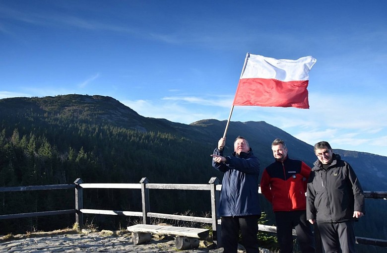Biało-czerwone flagi na beskidzkich szczytach