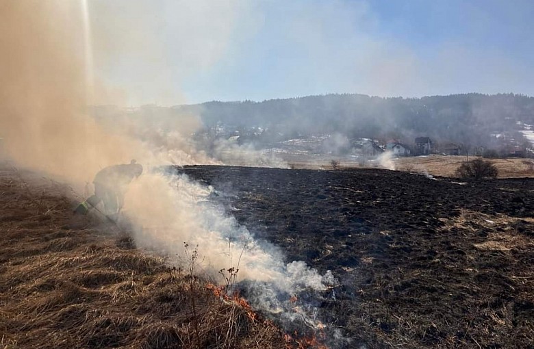 Wypalanie traw to prawdziwa zmora strażaków