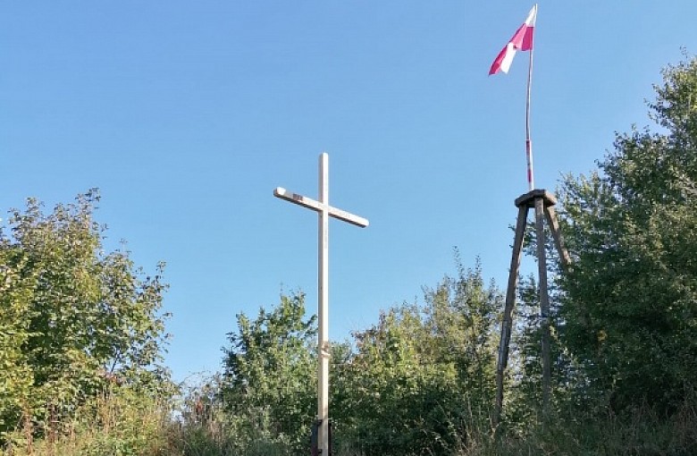 Na szczycie Grojca stanął nowy drewniany Krzyż