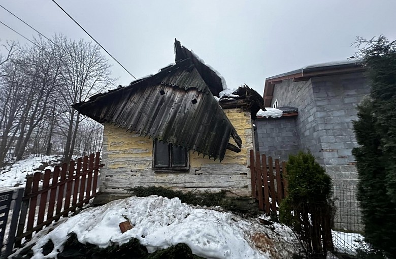 Runął dach. Na miejsce wezwano strażaków