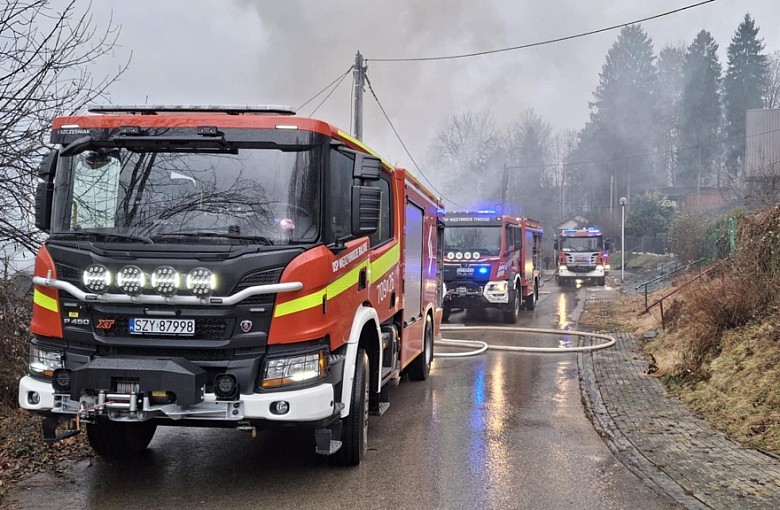 Pożar w Międzybrodziu Bialskim. 12 zastępów Straży Pożarnej w akcji