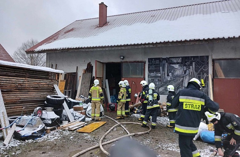 Pożar warsztatu obróbki drewna w Koszarawie. Na miejsce zadysponowano kilka zastępów Straży Pożarnej 