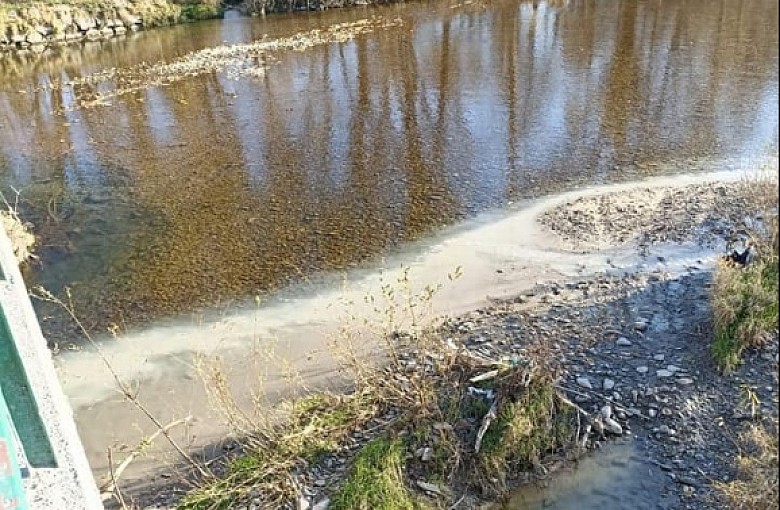 Zanieczyszczenia do rzeki