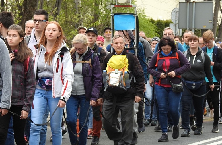 Pielgrzymi w drodze do Łagiewnik