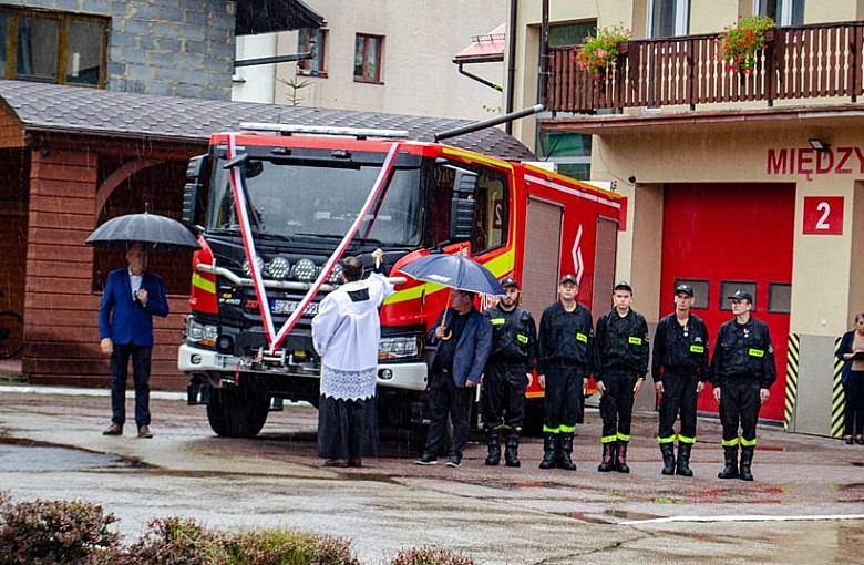 Nowy samochód dla strażaków z OSP z Międzybrodzia Bialskiego