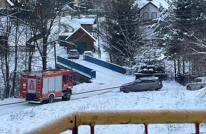 Pomoc nadeszła w porę. Strażacy weszli do mieszkania