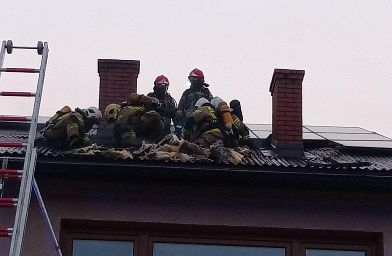 Pożar budynku mieszkalnego. Na miejscu kilka zastępów Straży Pożarnej