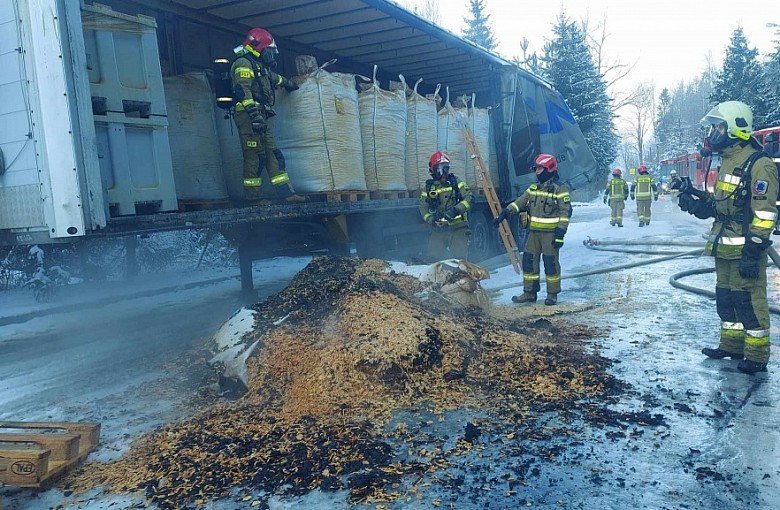 Pożar naczepy ciągnika siodłowego. Strażacy ruszyli na ratunek