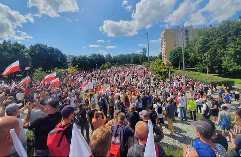 Manifestacja w Katowicach: Stop segregacji sanitarnej, stop zamykaniu Polaków