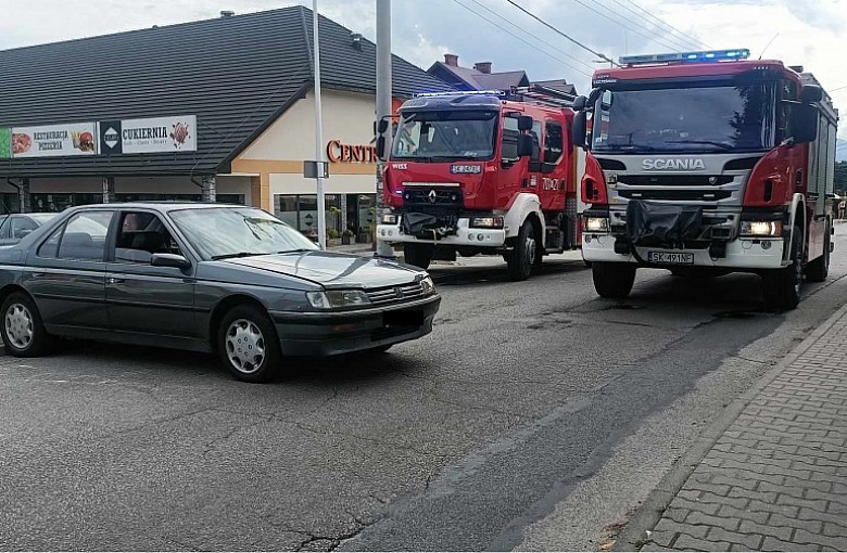 Lipowa. Mężczyzna uwięziony pod pojazdem. Został przetransportowany do szpitala