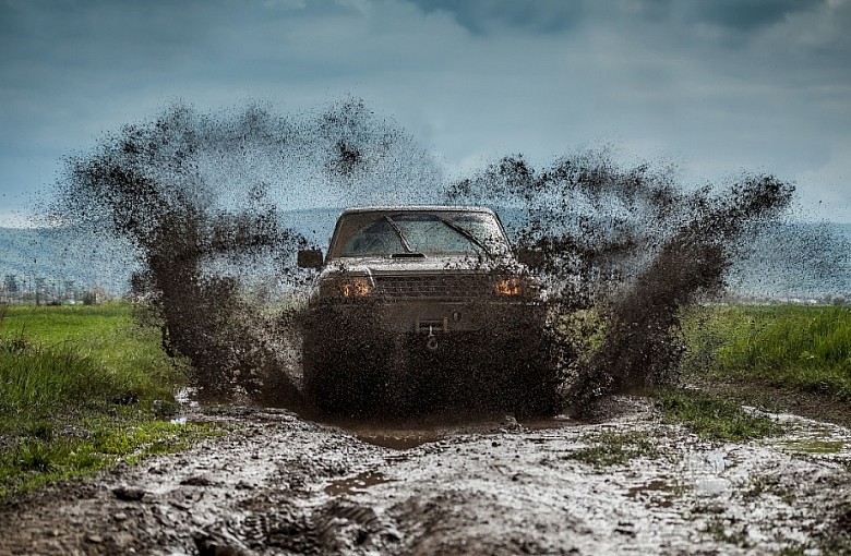 Zaczynasz przygodę z offroadem? Zobacz jak dobrać wyciągarkę do samochodu i quada