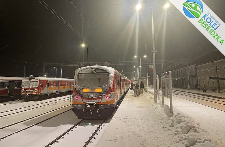 Sukces połączenia kolejowego z Żywca do Krakowa. Brakuje wolnych miejsc, a frekwencja wciąż rośnie!