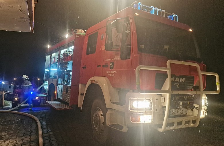 Pożar budynku mieszkalnego w Tresnej. Na pomoc ruszyli mieszkańcy oraz sąsiedzi
