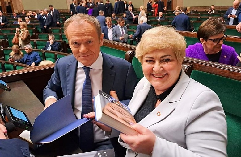 Książki z autografem Premiera Donalda Tuska trafią na licytację WOŚP