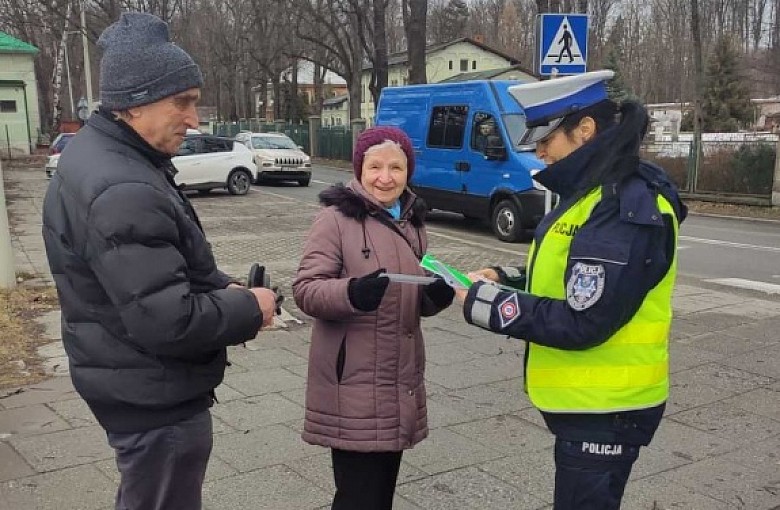 Policjanci rozdawali mieszkańcom odblaskowe gadżety