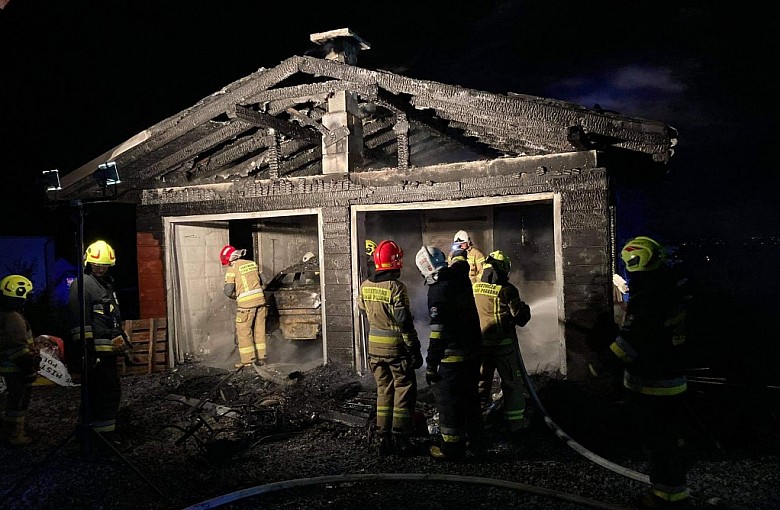 Nocny pożar garażu. Kilka zastępów Straży Pożarnej w akcji