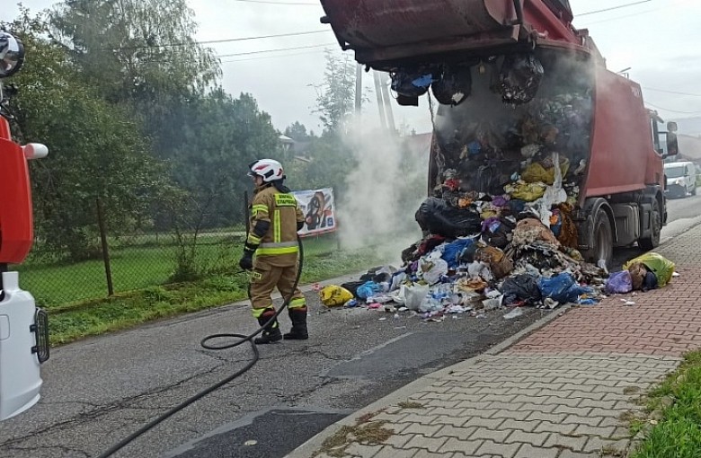 Strażacy gasili pożar śmieci