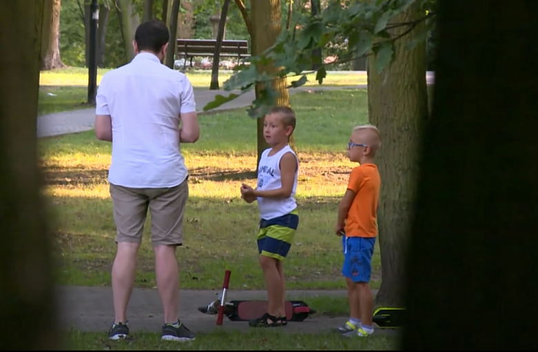 Prowokacja fałszywego pedofila. Reakcje dzieci i rodziców dają do myślenia 