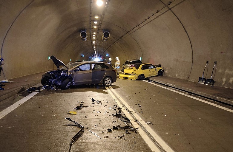 Zderzenie trzech aut w tunelu. Pięć osób rannych