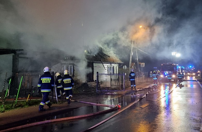 Nocy pożar budynku mieszkalnego. 10 zastępów Straży Pożarnej w akcji