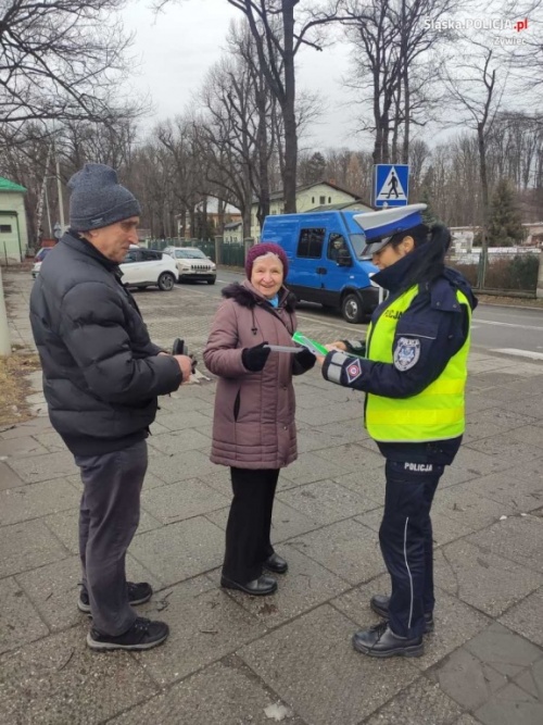 Policjanci rozdawali mieszkańcom odblaskowe gadżety